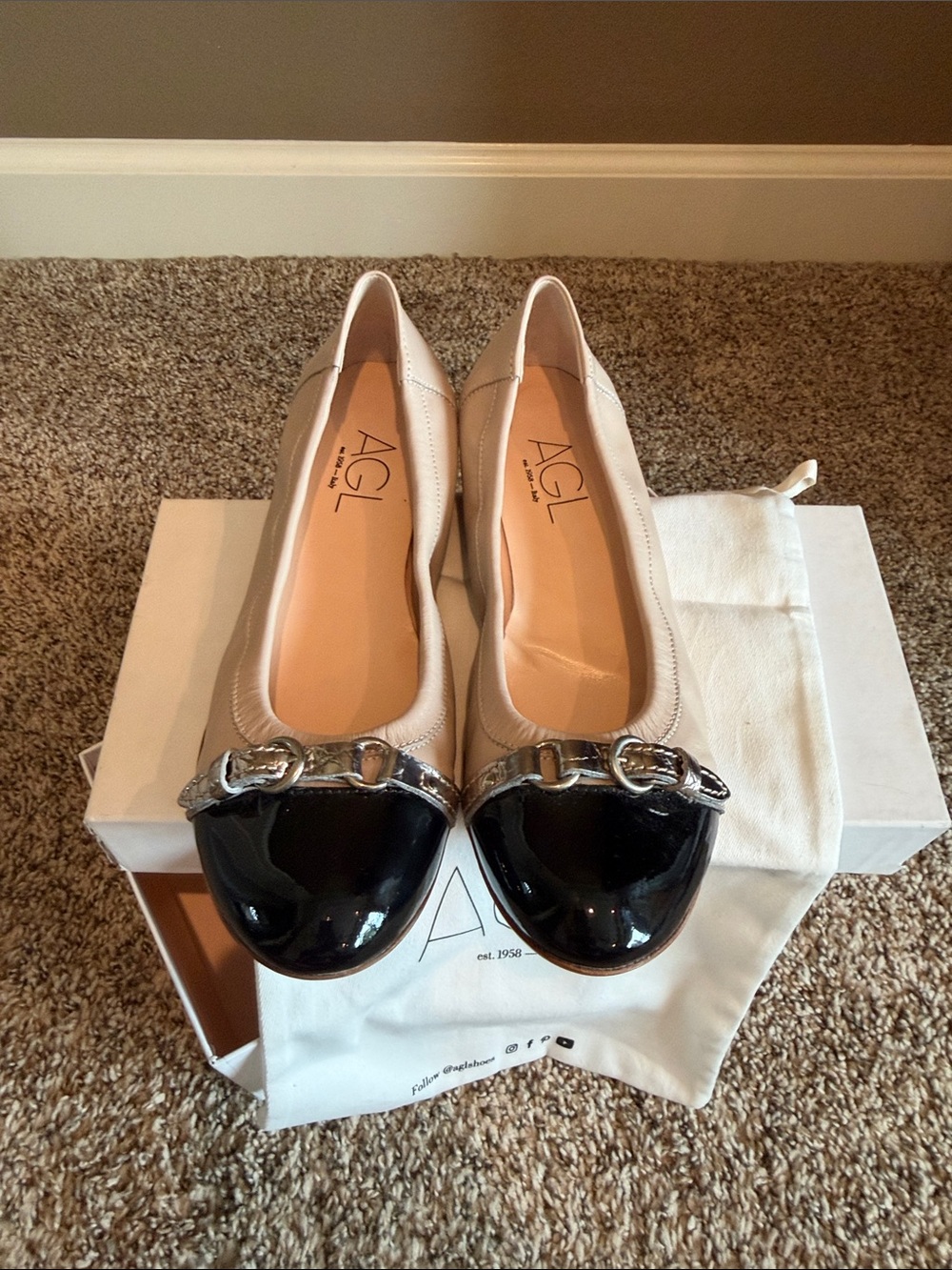 AGL Beige Leather Ballet Flats with Black Patent Toe 39.5